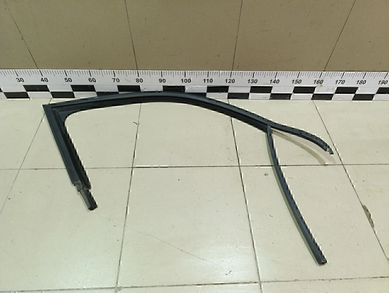 Уплотнитель стекла двери Jetta 2011>