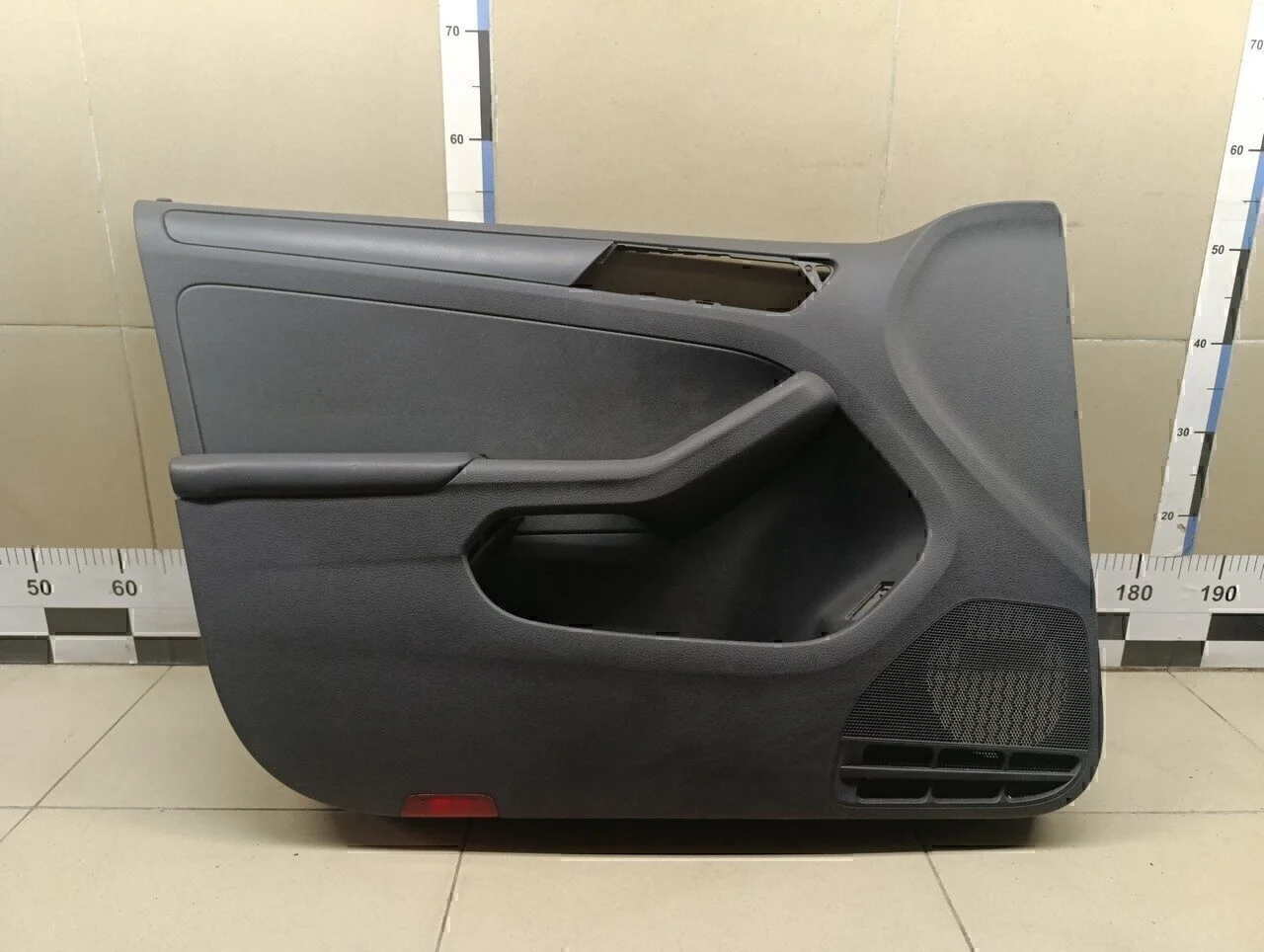 Обшивка двери передней левой Jetta 2011>