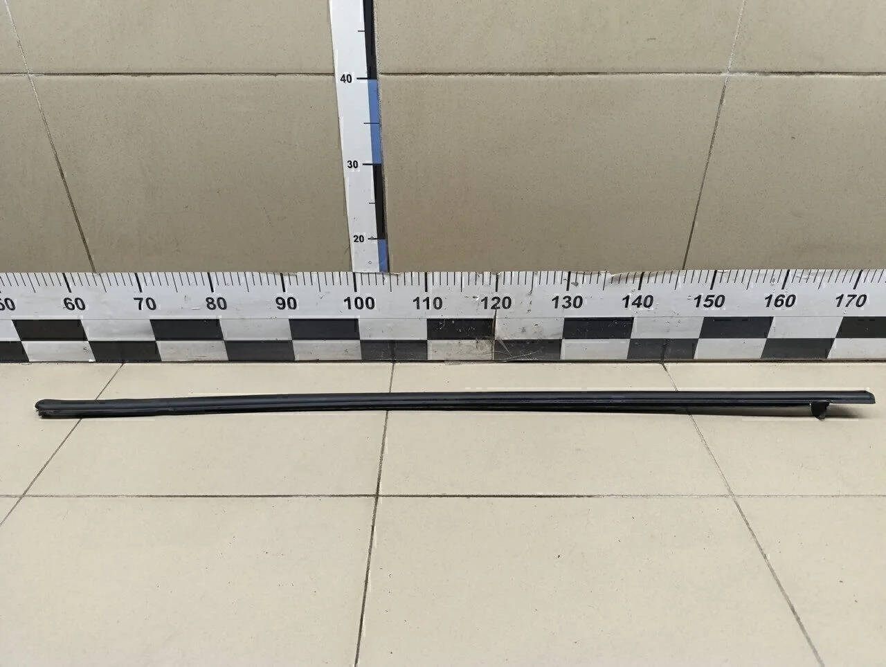 Накладка стекла переднего правого Jetta 2011>