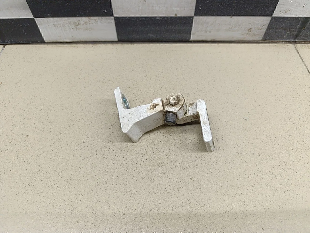 Петля двери Jetta 2011>