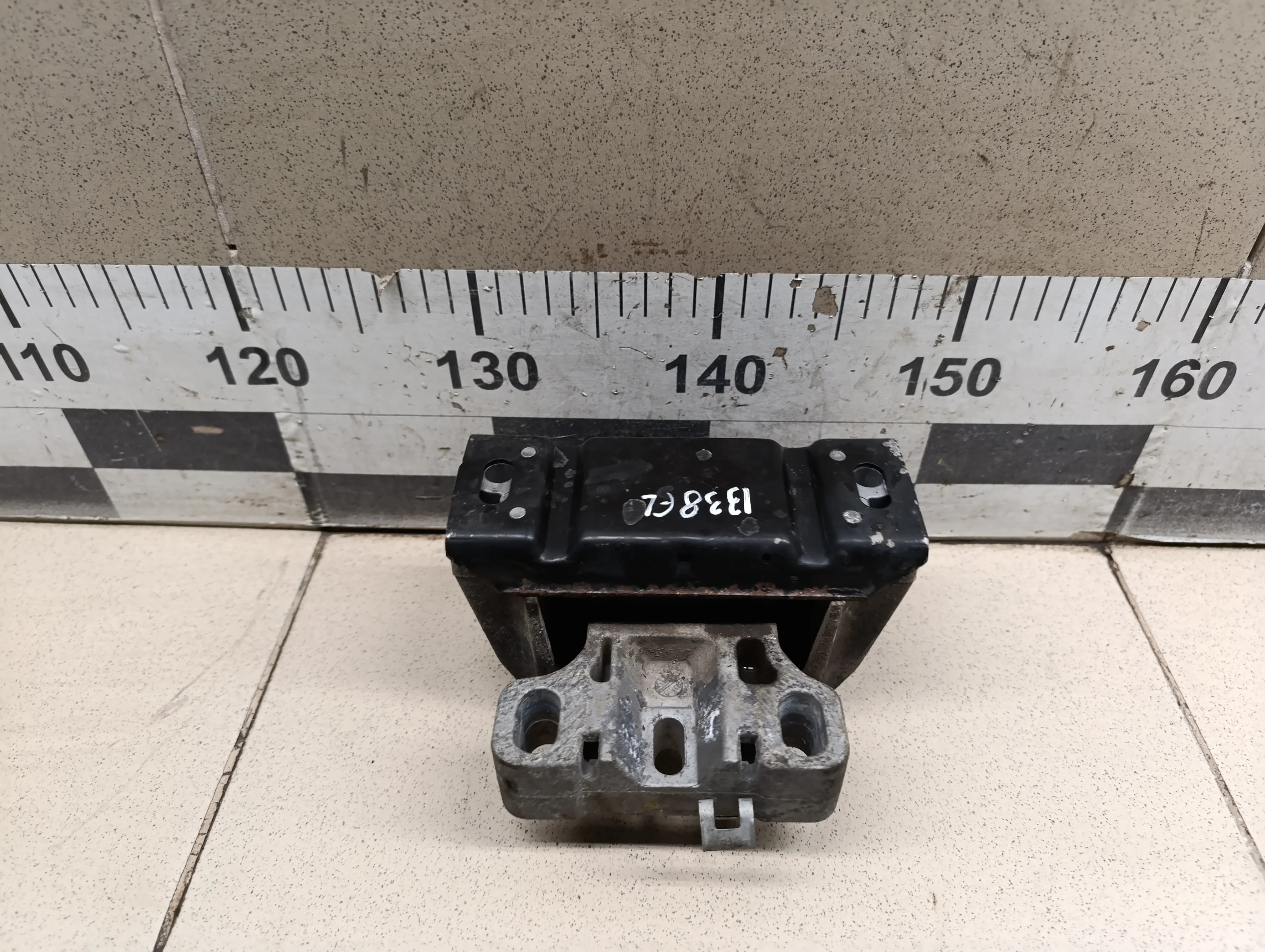 Опора КПП левая A3 (8L1) 1996-2003