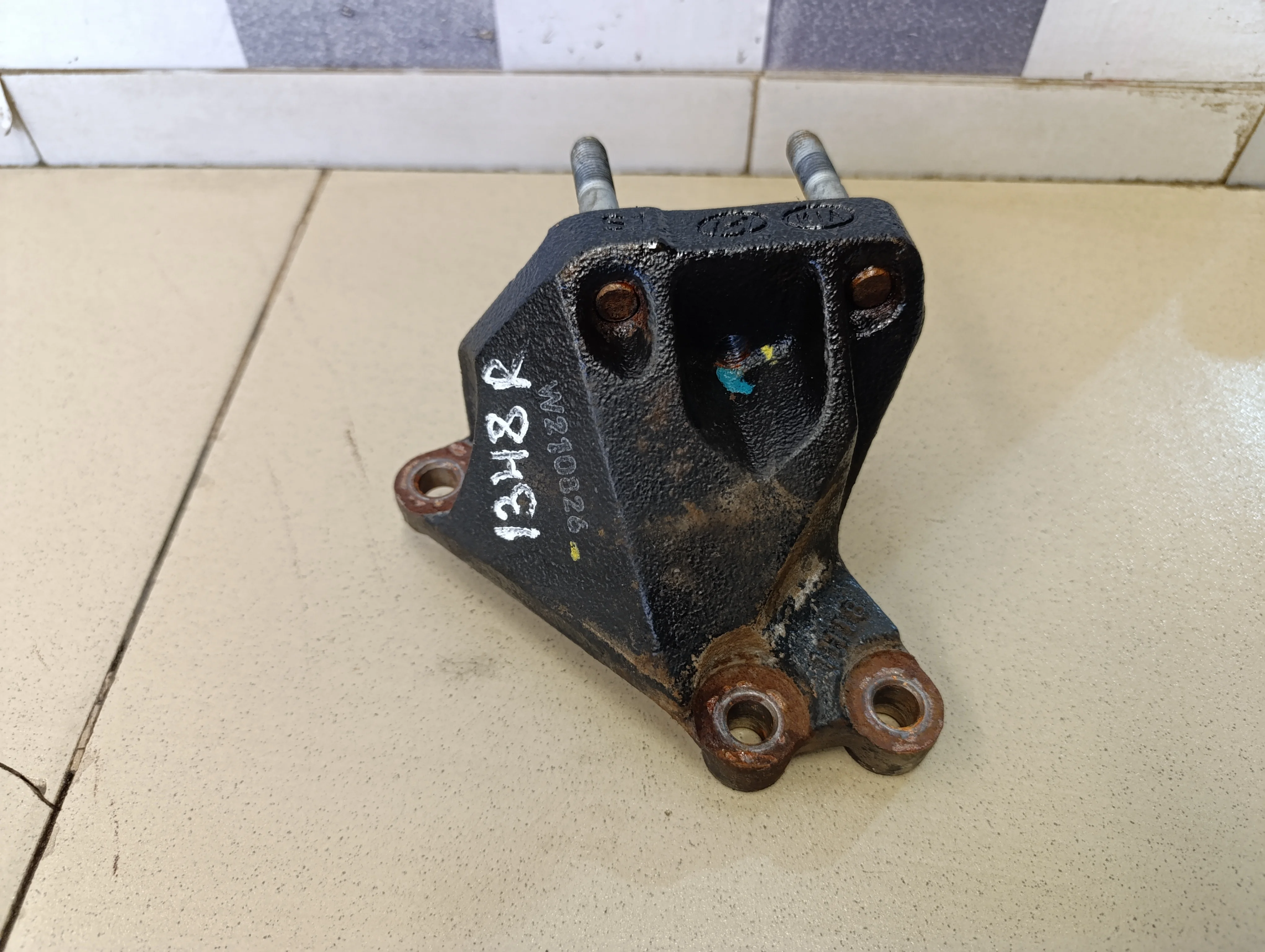 Кронштейн двигателя правый Solaris 2010-2017