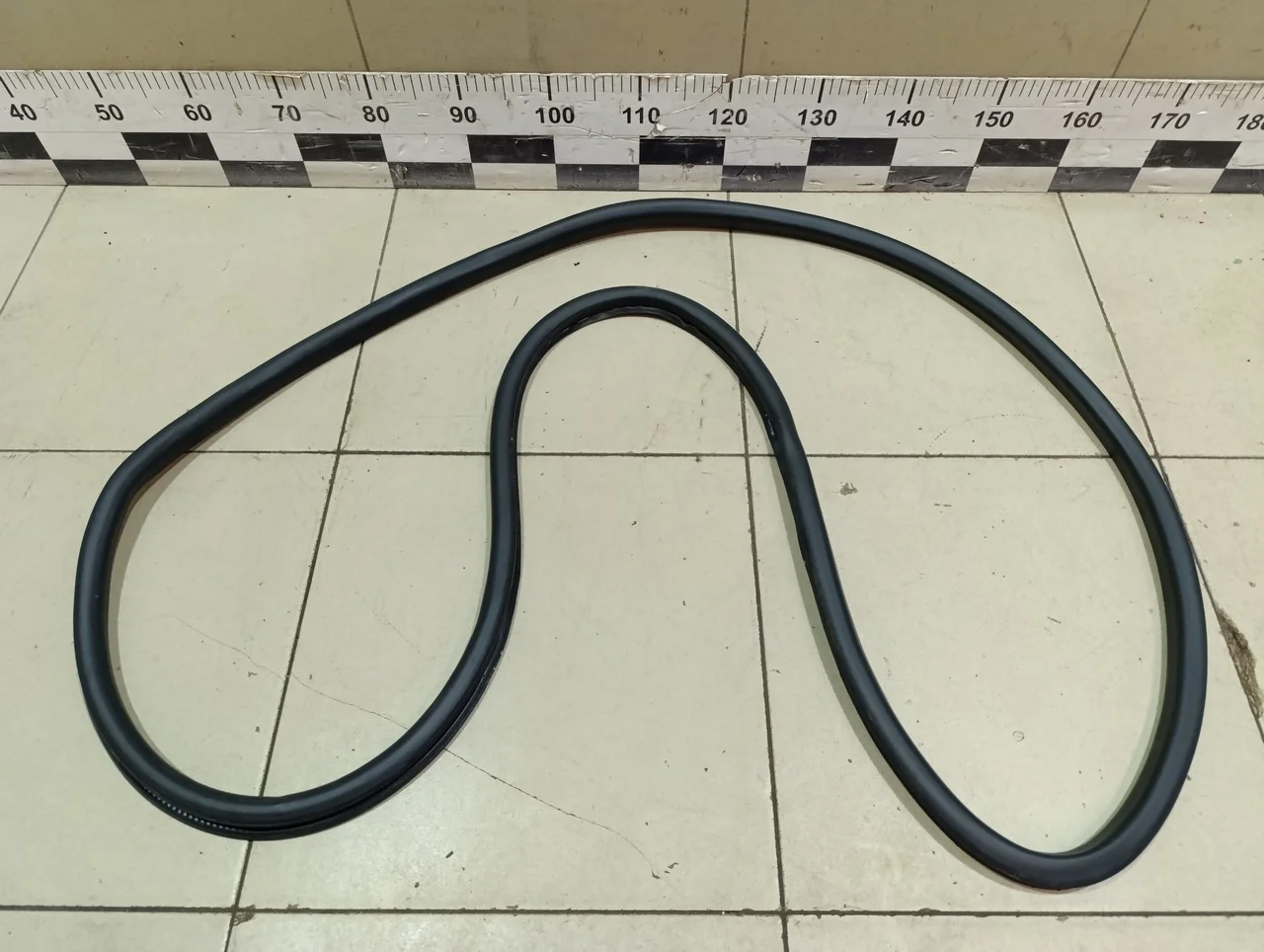 Уплотнитель двери Tiguan 2011-2016