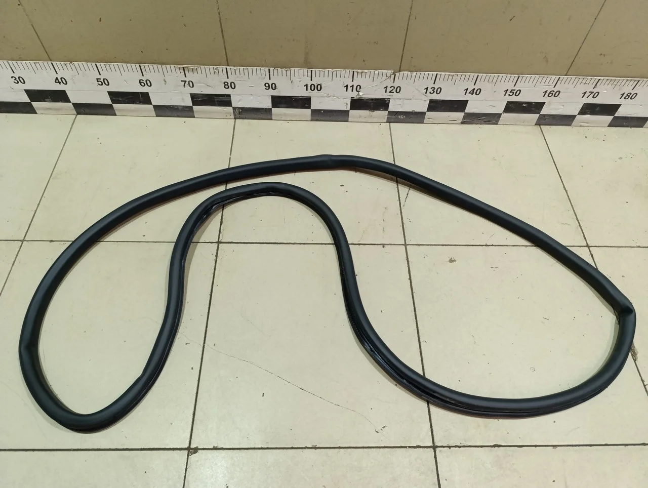 Уплотнитель двери Tiguan 2011-2016