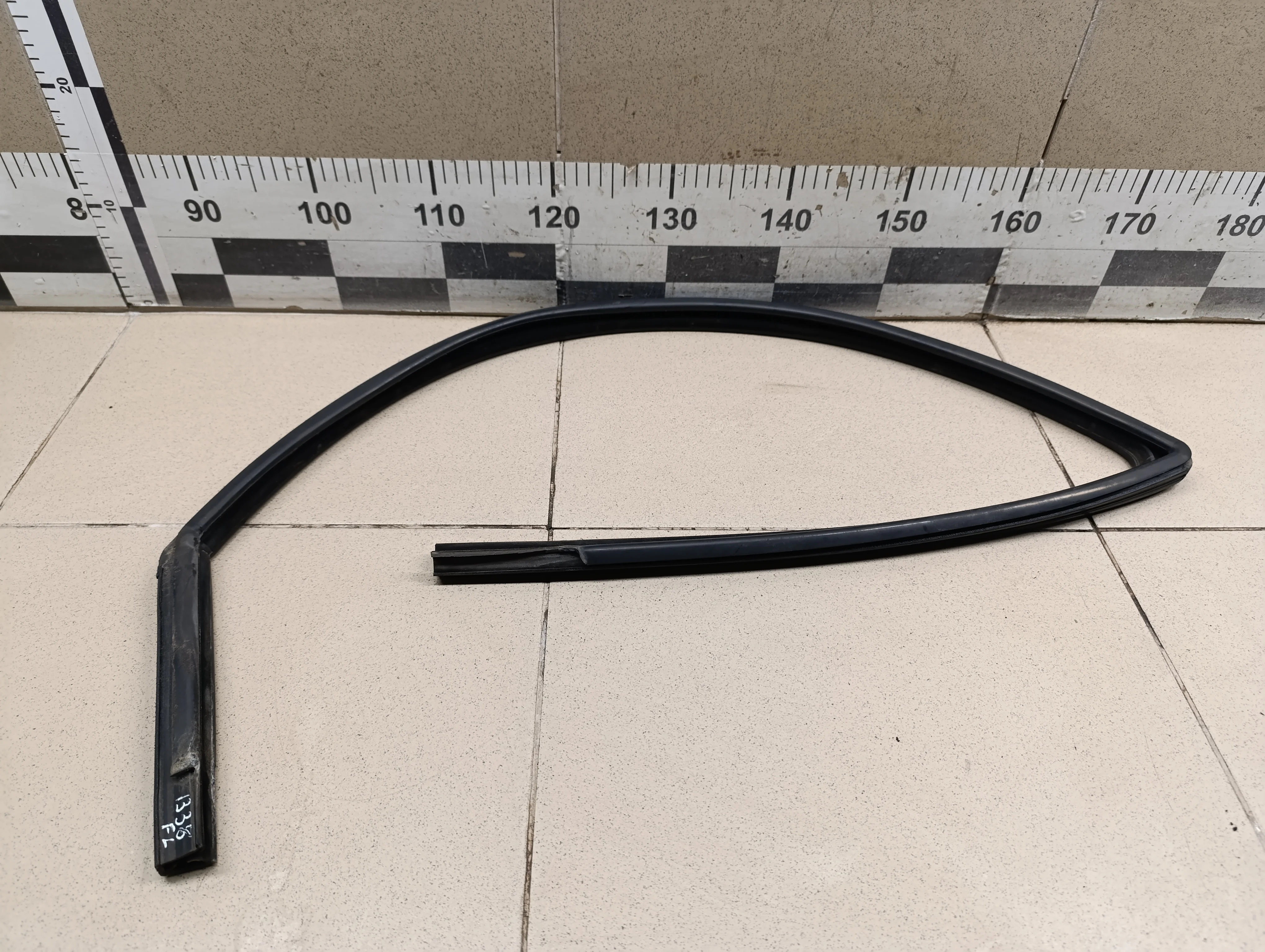 Направляющая стекла двери Golf IV/Bora 1997-2005