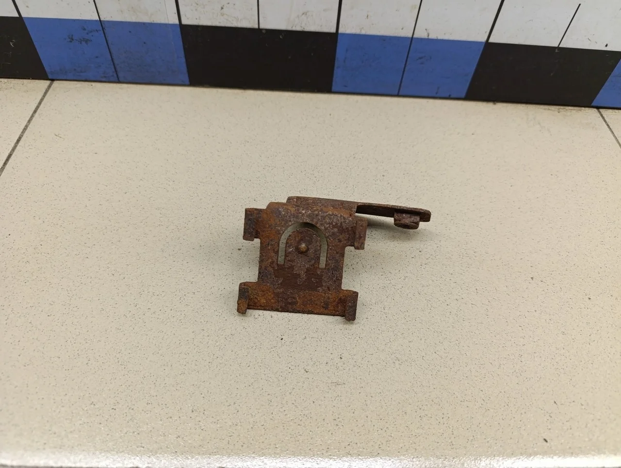 Кронштейн бачка гидроусилителя   Logan 2005-2014