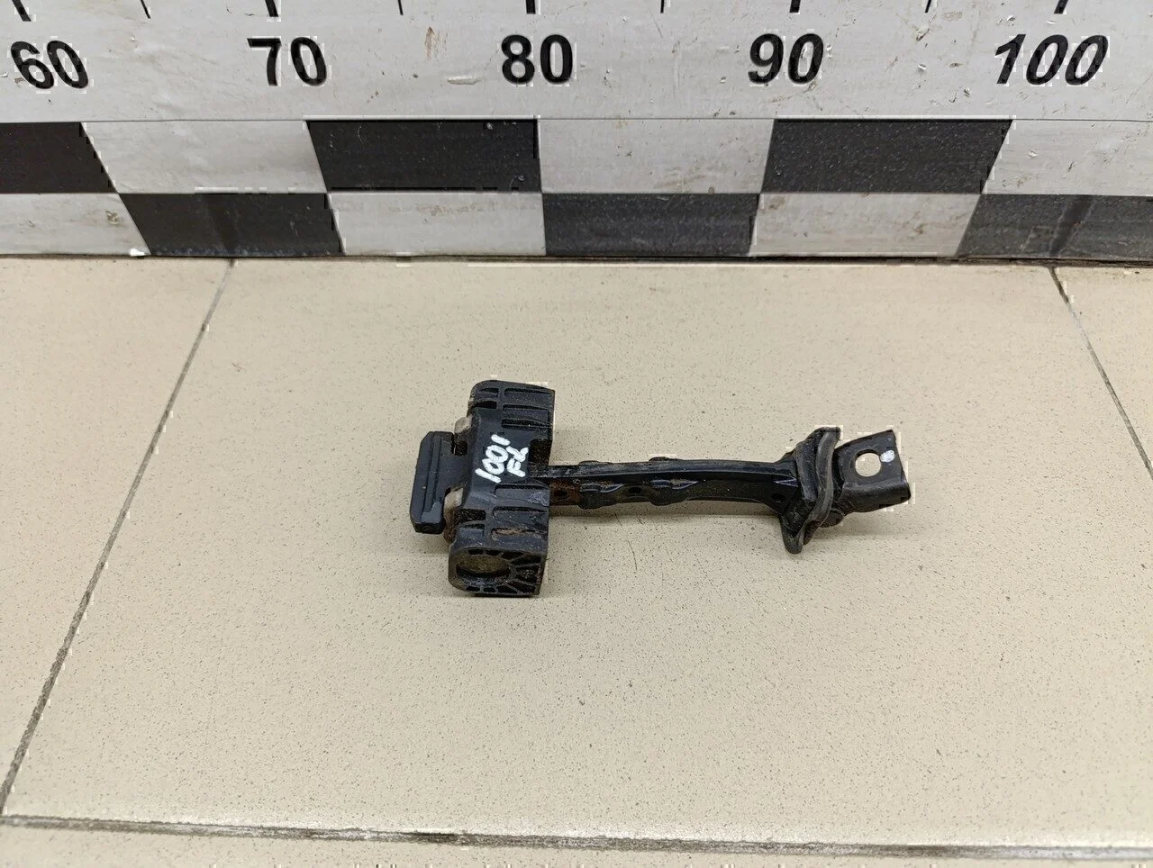 Ограничитель двери Jetta 2011>