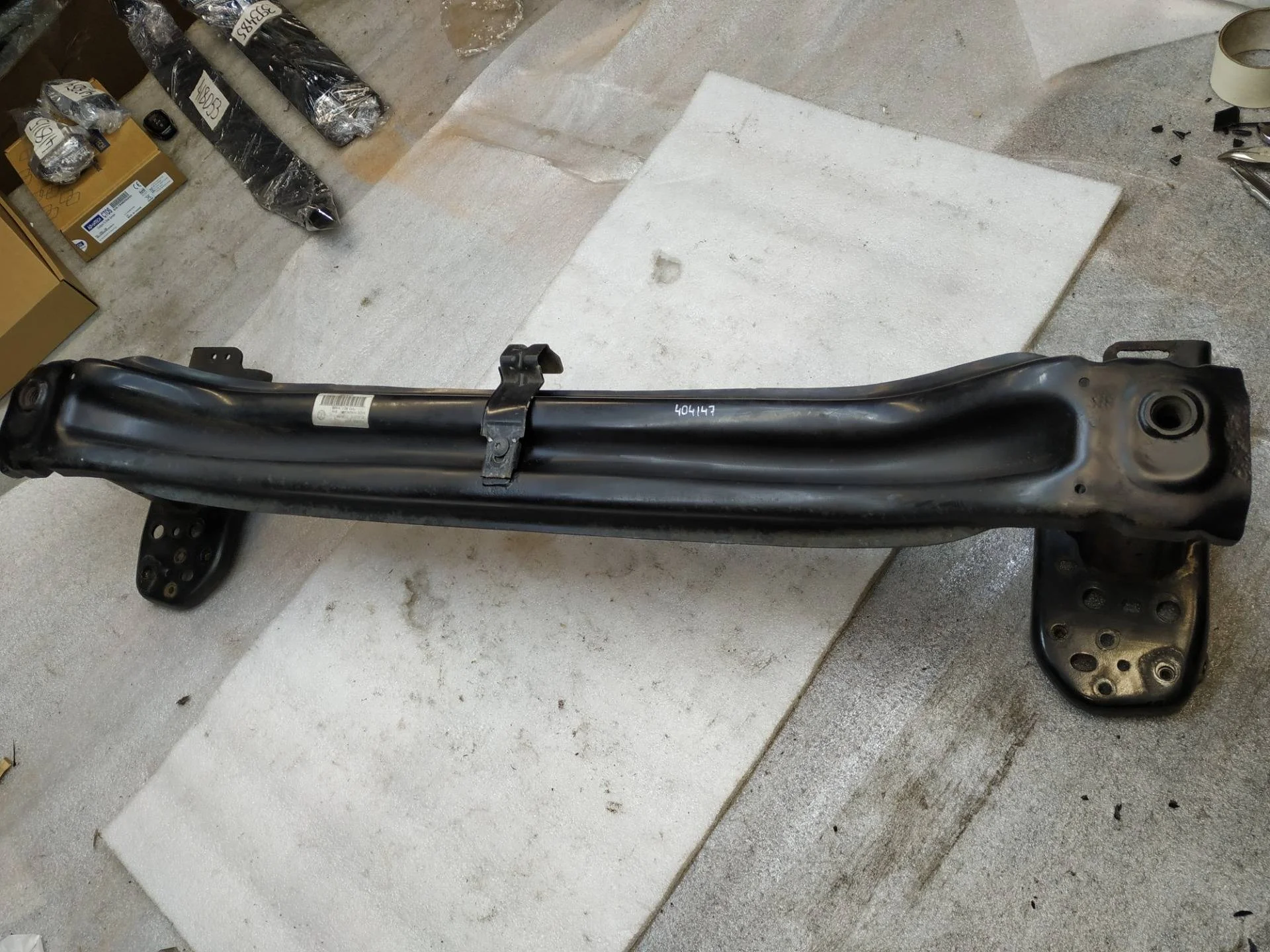 усилитель переднего бампера Volkswagen Touareg 2 7P6 2011