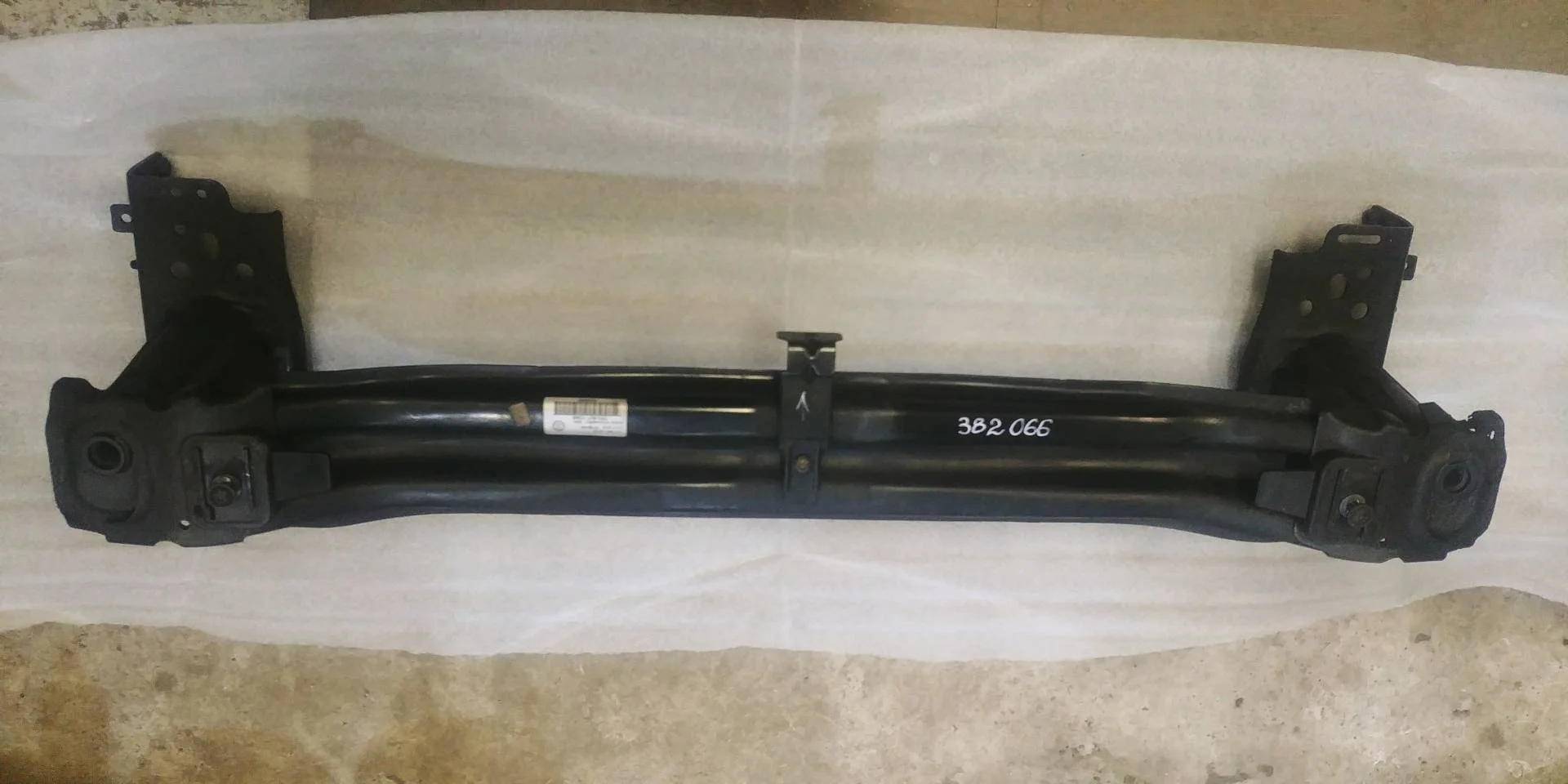 усилитель переднего бампера Volkswagen Touareg 2  2013