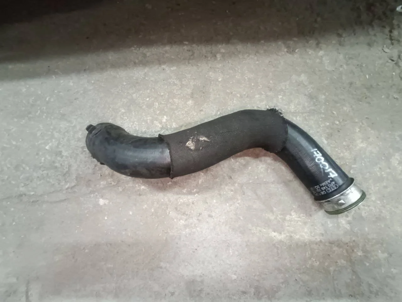 патрубок интеркулера Audi A6  2006