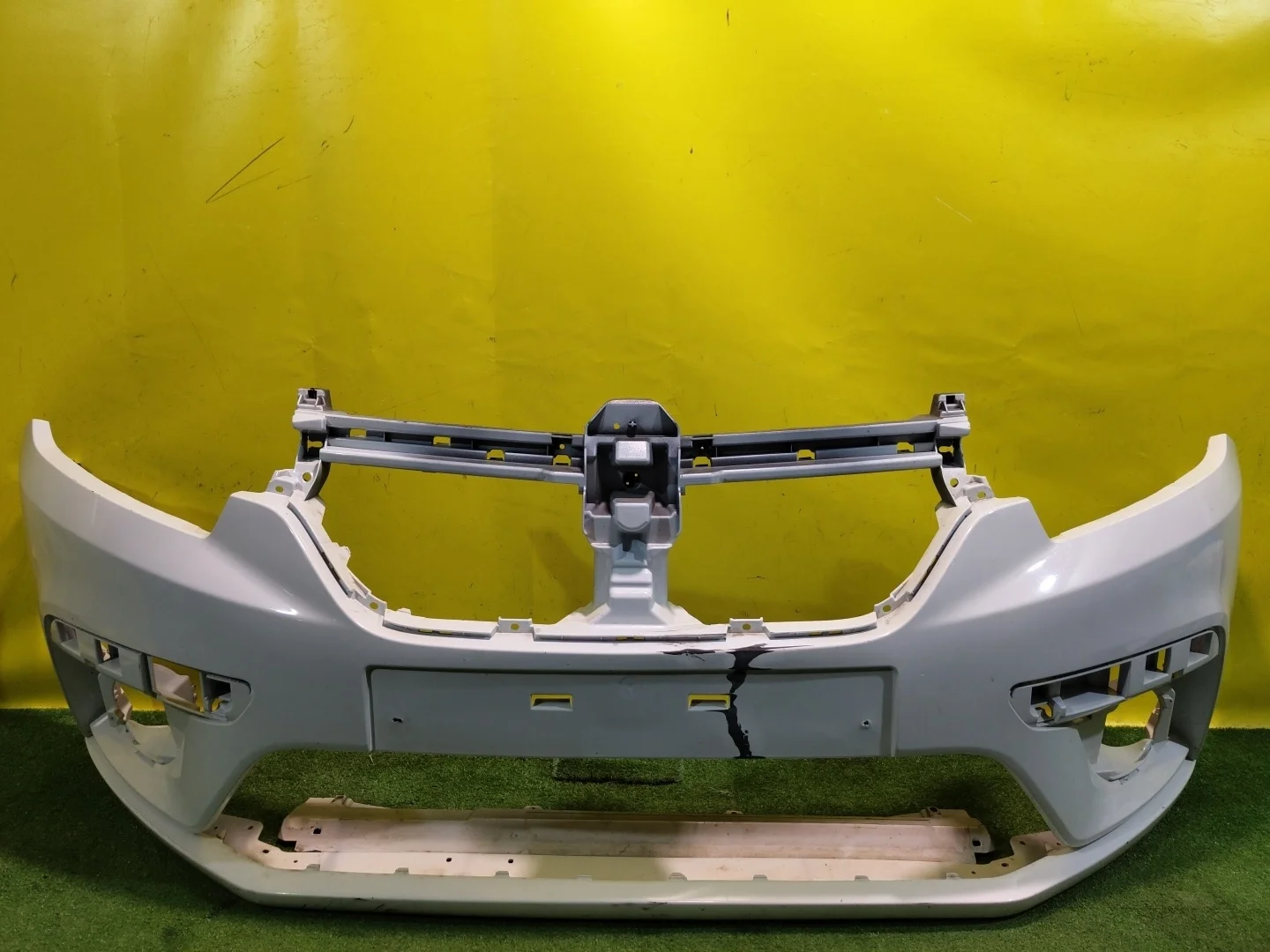 Бампер передний  Renault Logan II 2018 620220063R 24270