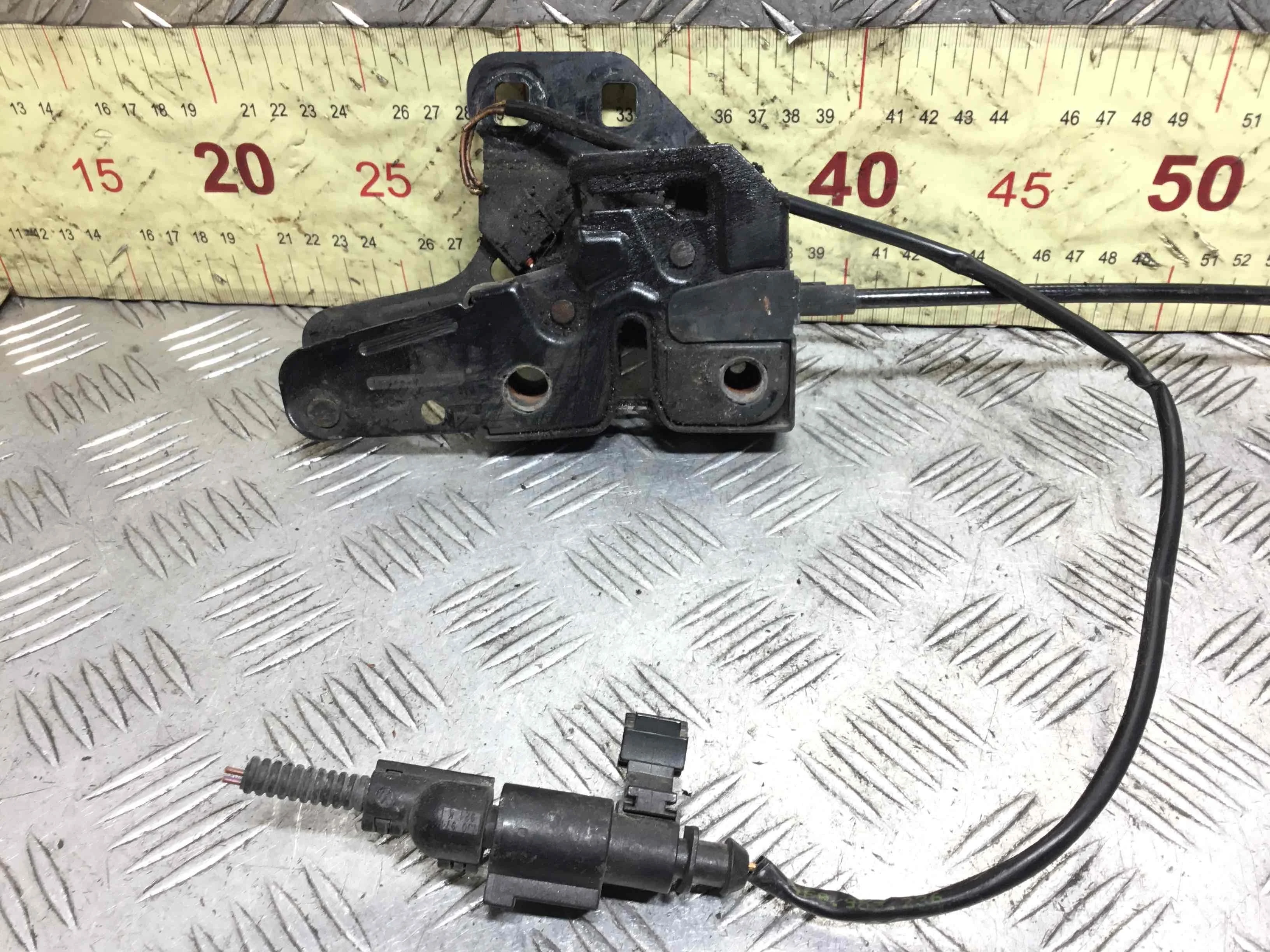 Замок капота Audi A6 C6/4F (2004-2008) дизель 3.0 TDI Автомат Седан