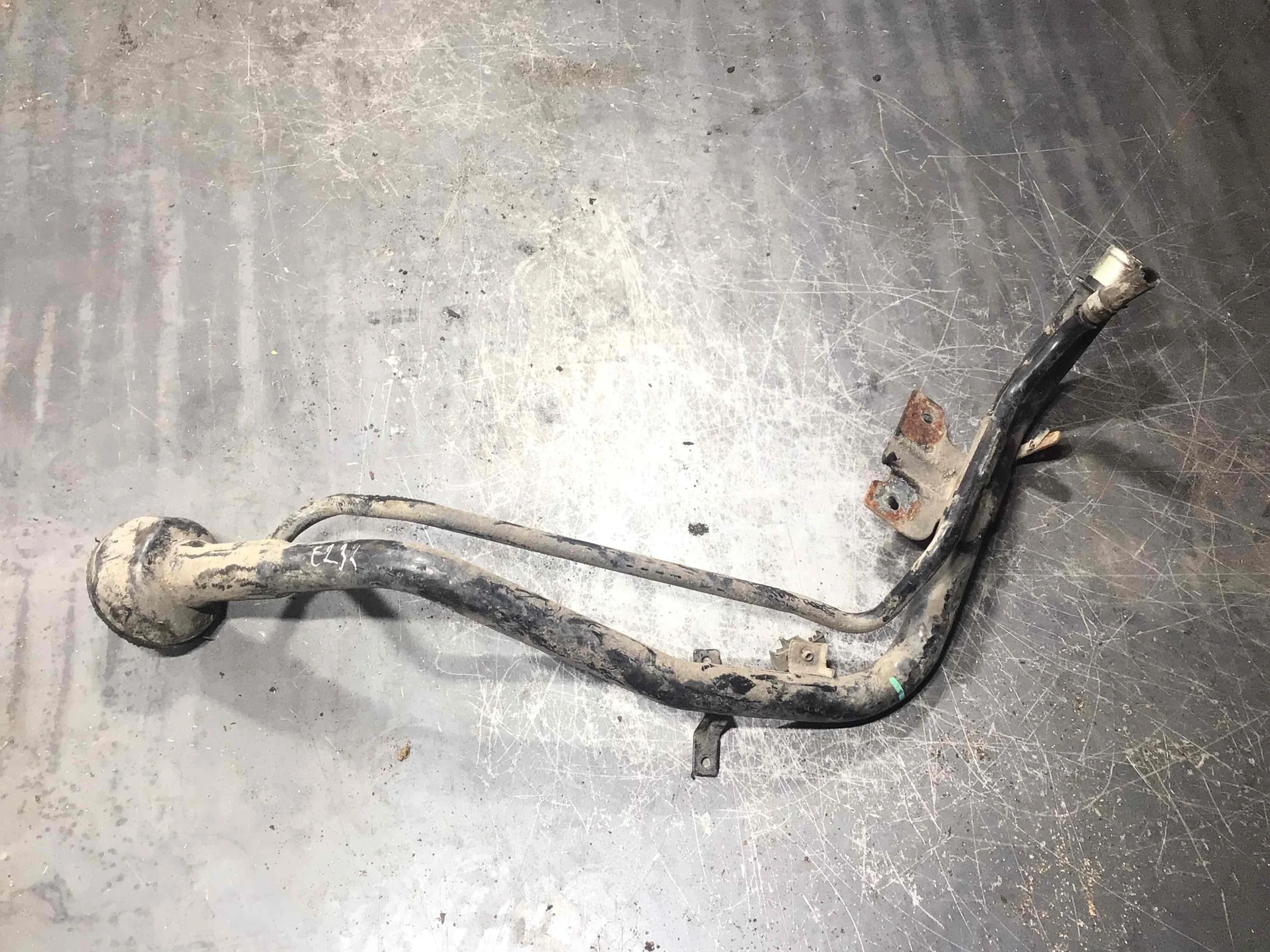 Горловина топливного бака Ford Transit 3 поколение [рестайлинг] (2006-2013) дизель 2.2 TDCi Механика Микроавтобус