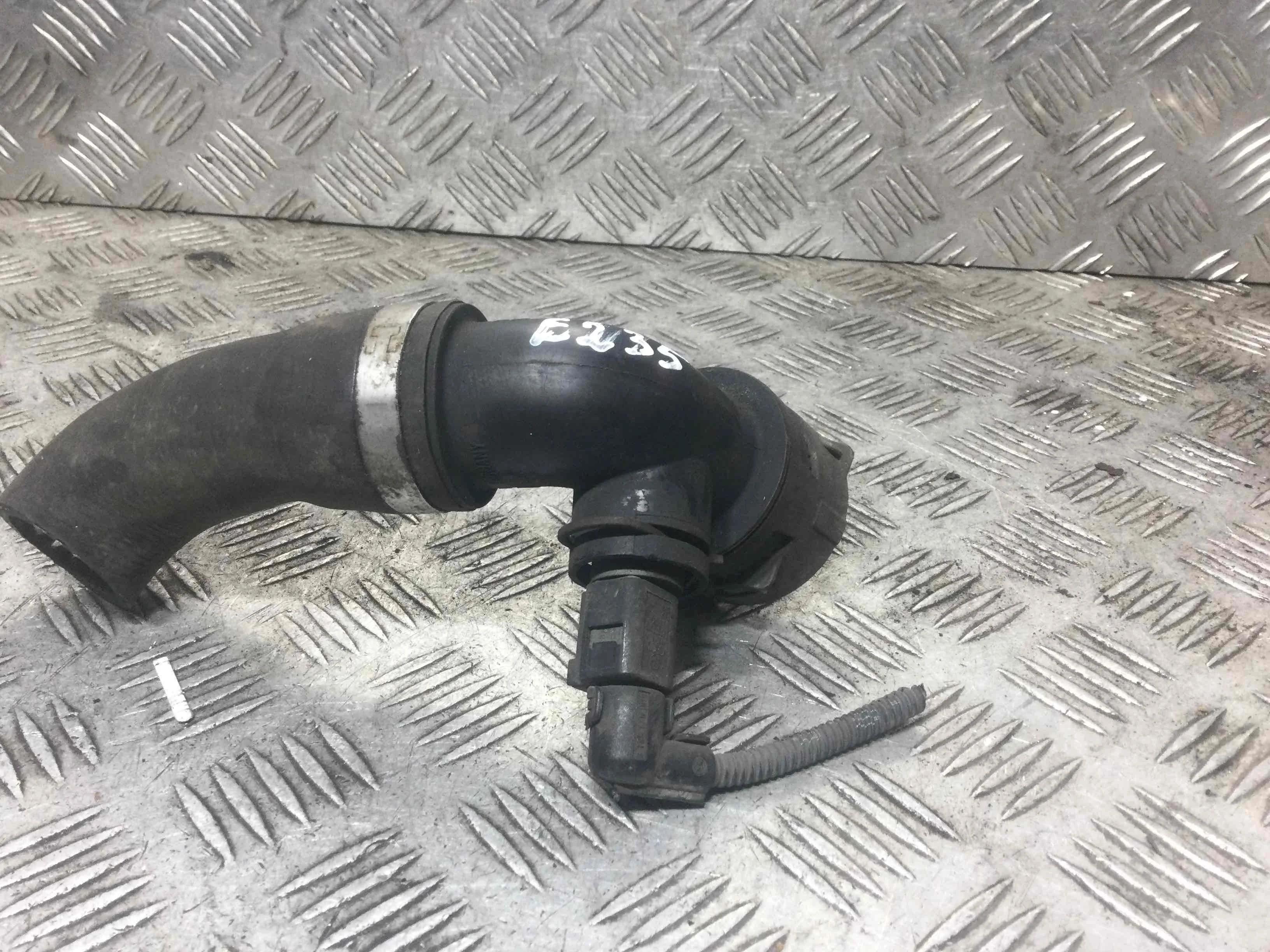 Фланец (тройник) системы охлаждения Volkswagen Touareg 1 поколение 2002-2007 дизель 2.5 TDI Автомат Внедорожник