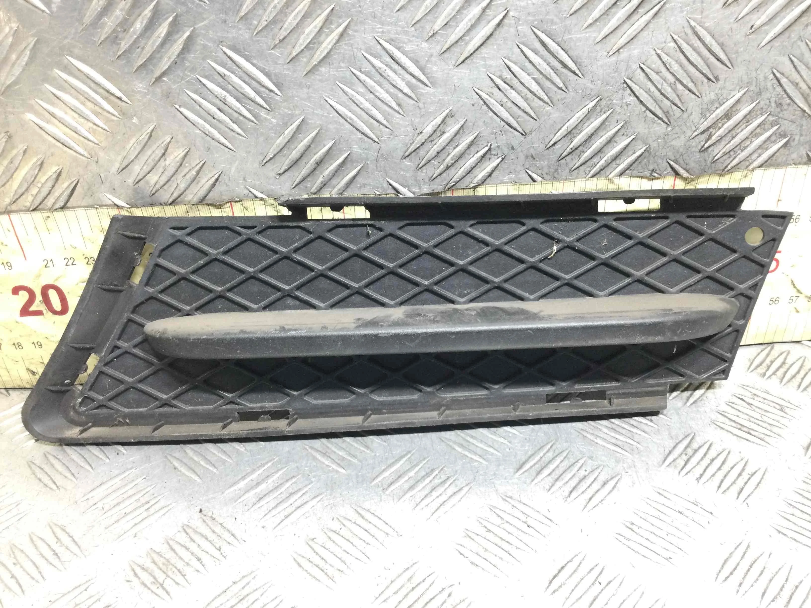 Заглушка (решетка) в бампер передний BMW 3-Series 3-Series E90/E91/E92/E93 2005 - 2010 бензин 2.0 i Автомат Седан