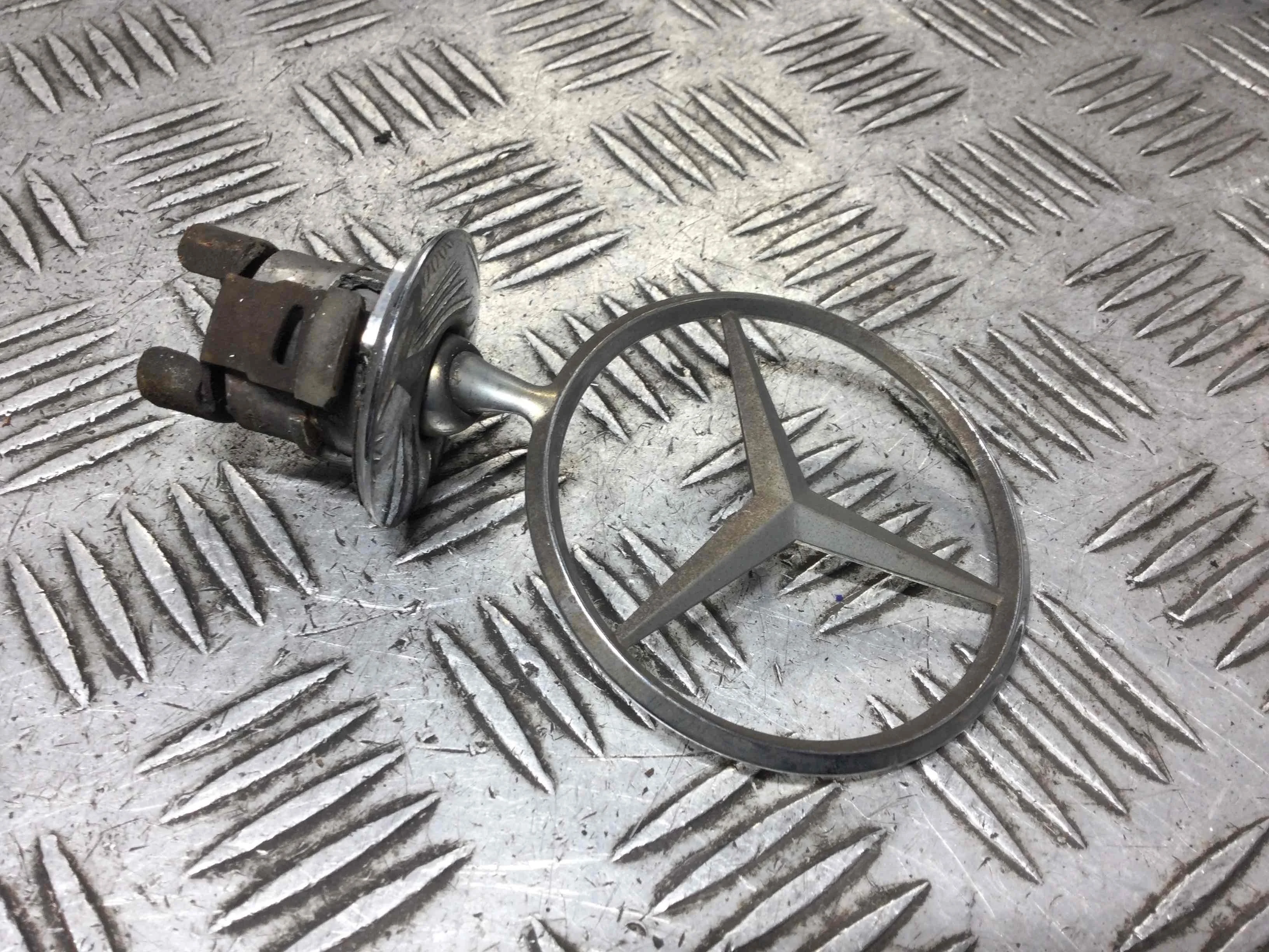 Эмблема Mercedes E-klasse E-klasse (W211) 2002 - 2009 дизель 3.0 CDI Автомат Седан