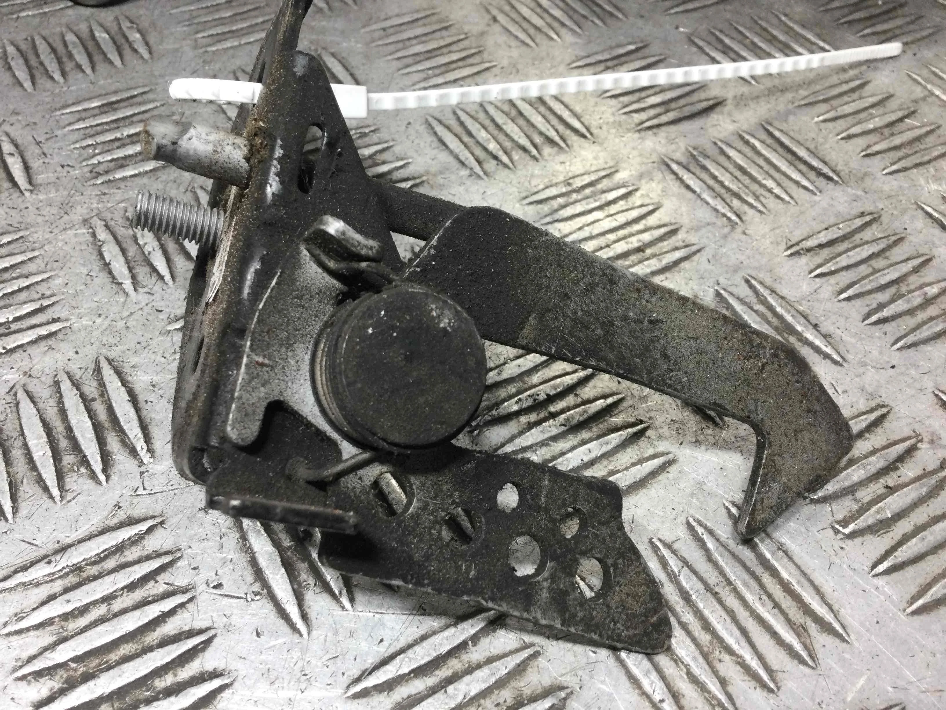 Крюк капота BMW 5-Series F10/F11/GT F07 (2009-2013) дизель 2.0 TD Механика Универсал