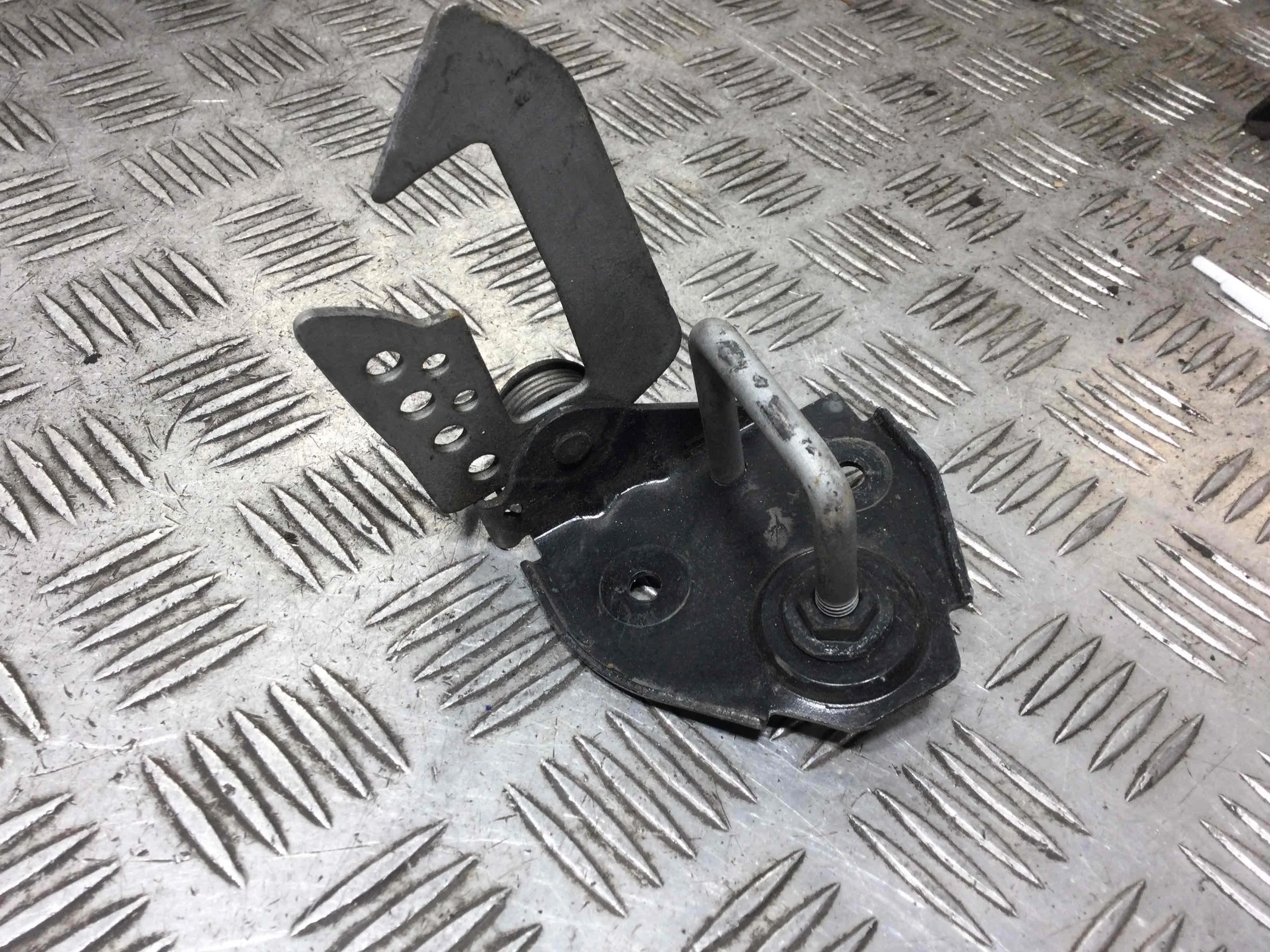 Крюк капота BMW 5-Series F10/F11/GT F07 (2009-2013) дизель 2.0 TD Механика Седан