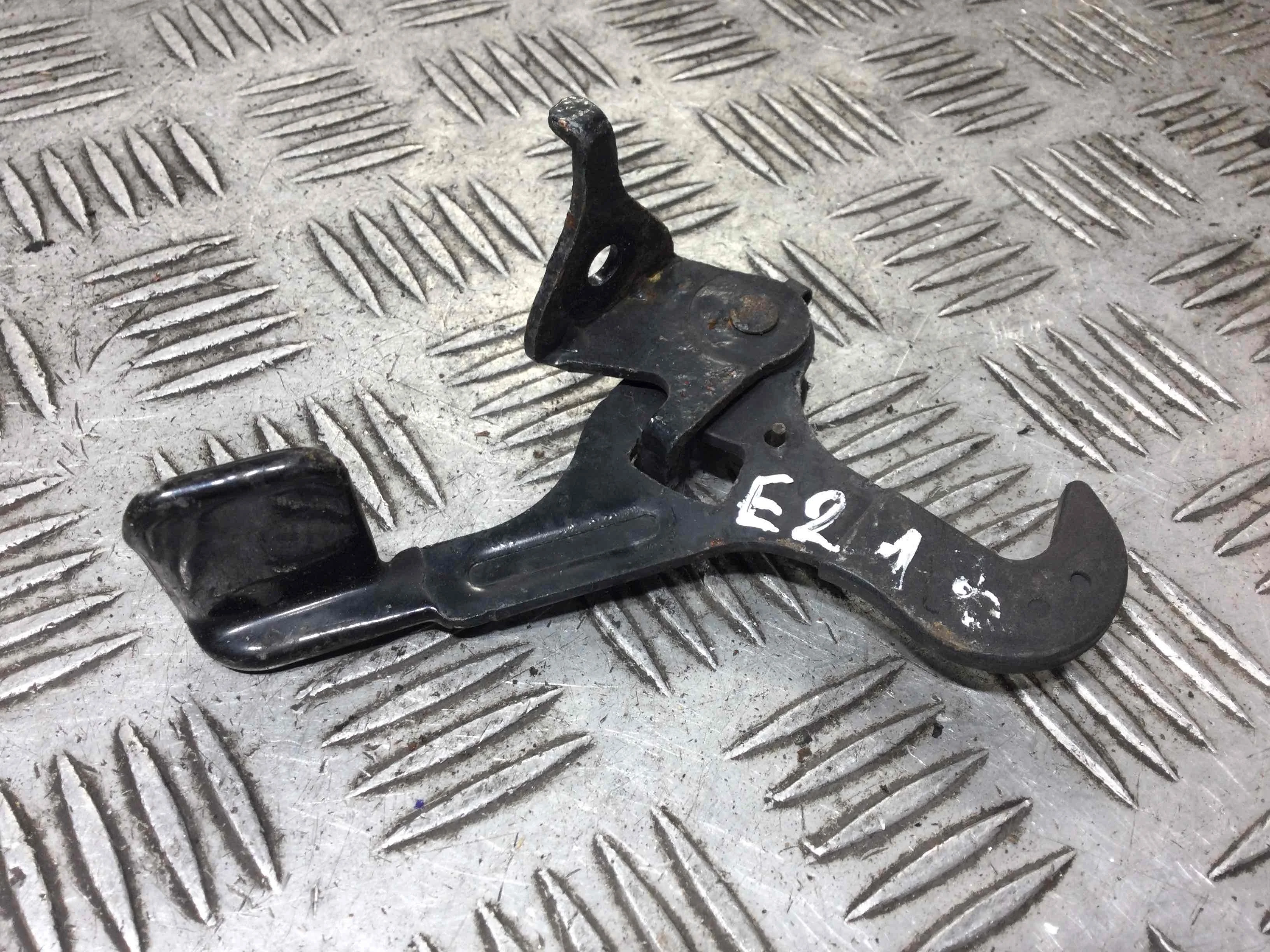 Крюк капота Kia Sportage 3 поколение (2010-2014) дизель 1.7 CRD Механика Кроссовер