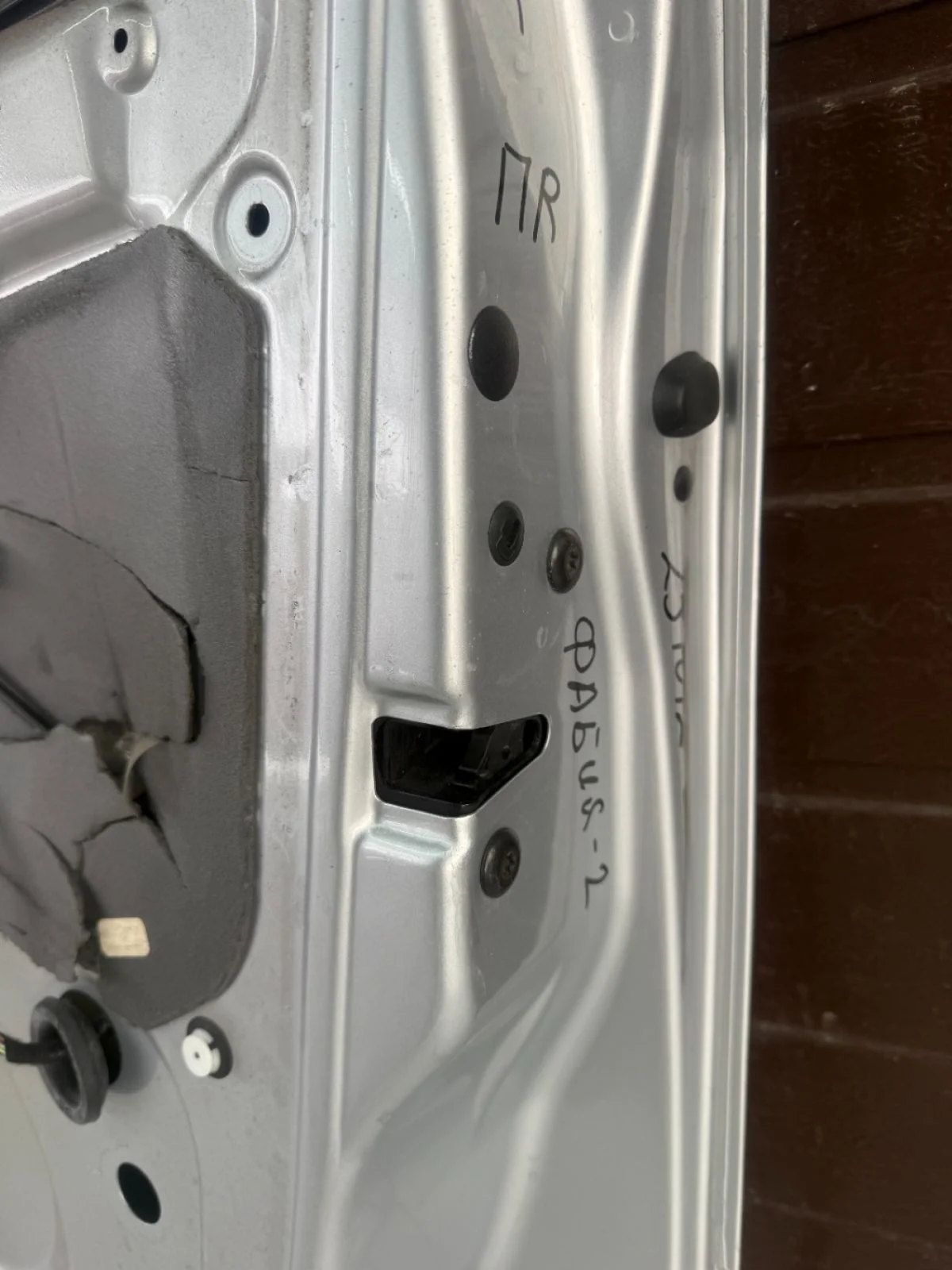 Замок двери передней правой Skoda Fabia II (2007—2010)