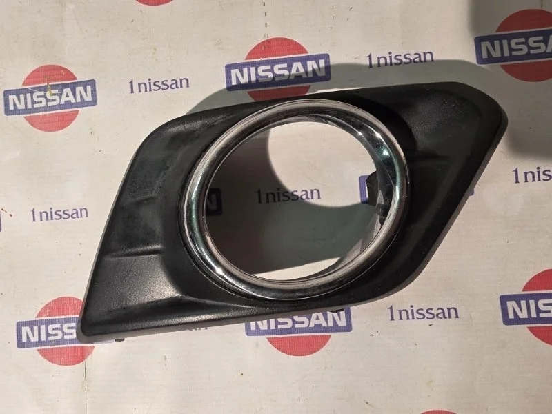 Накладка противотуманной фары Nissan X Trail 2017 622564BA0B T32 M9R, передняя правая
