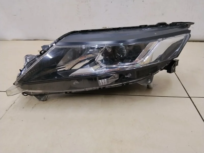 Фара передняя левая Mitsubishi L200 5