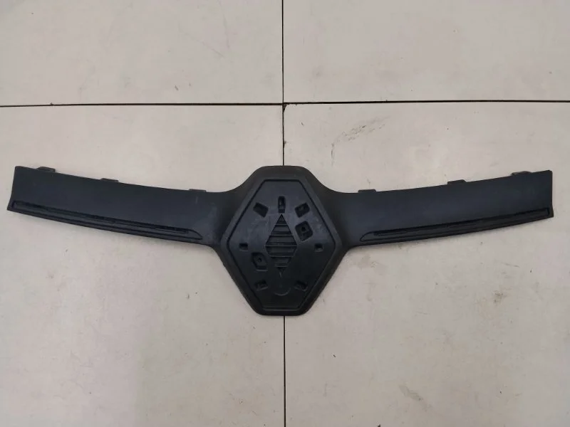 Накладка решетки радиатора Renault Logan 2