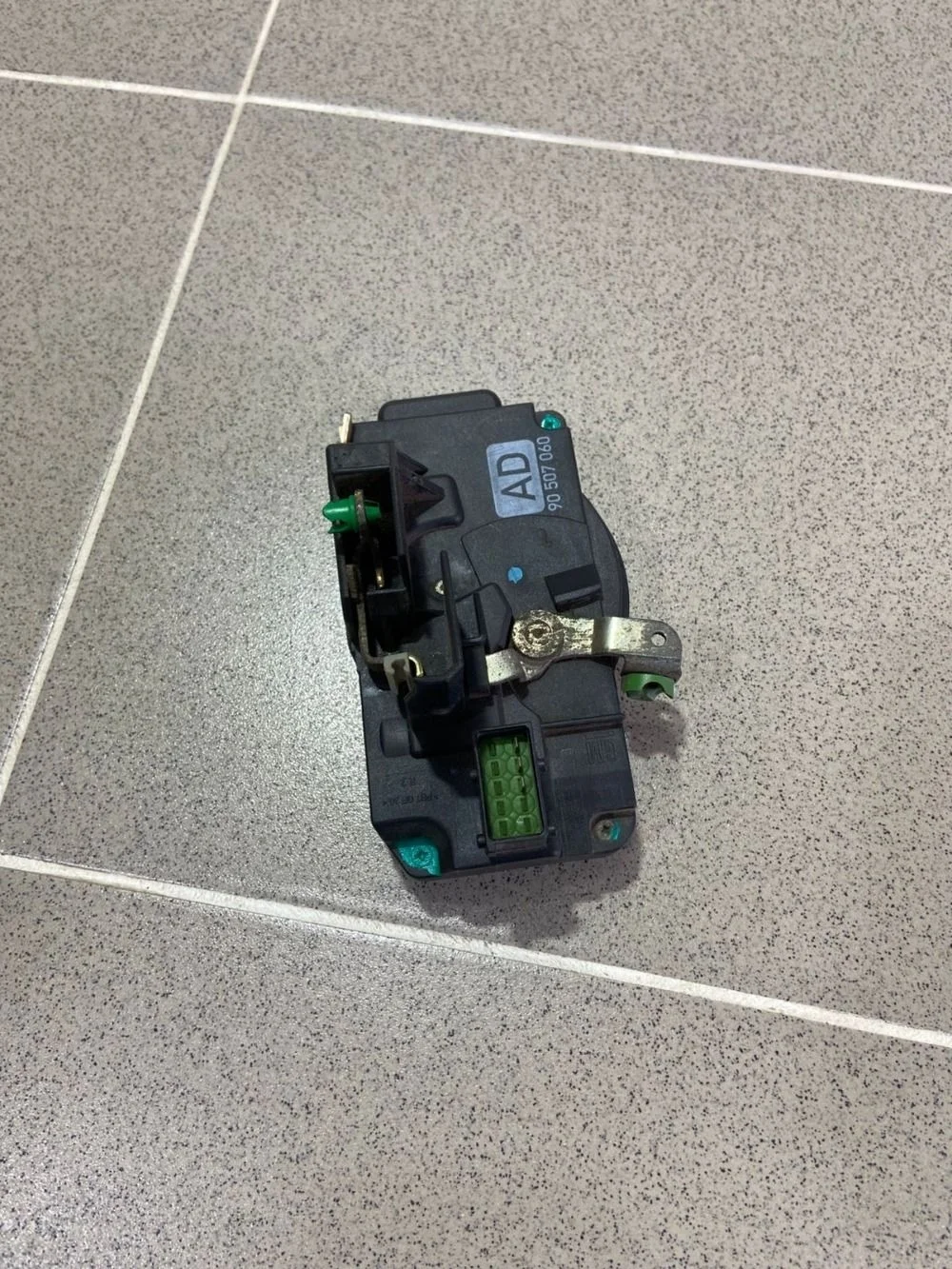 Замок двери передней правой Opel Vectra B (1995—2000)