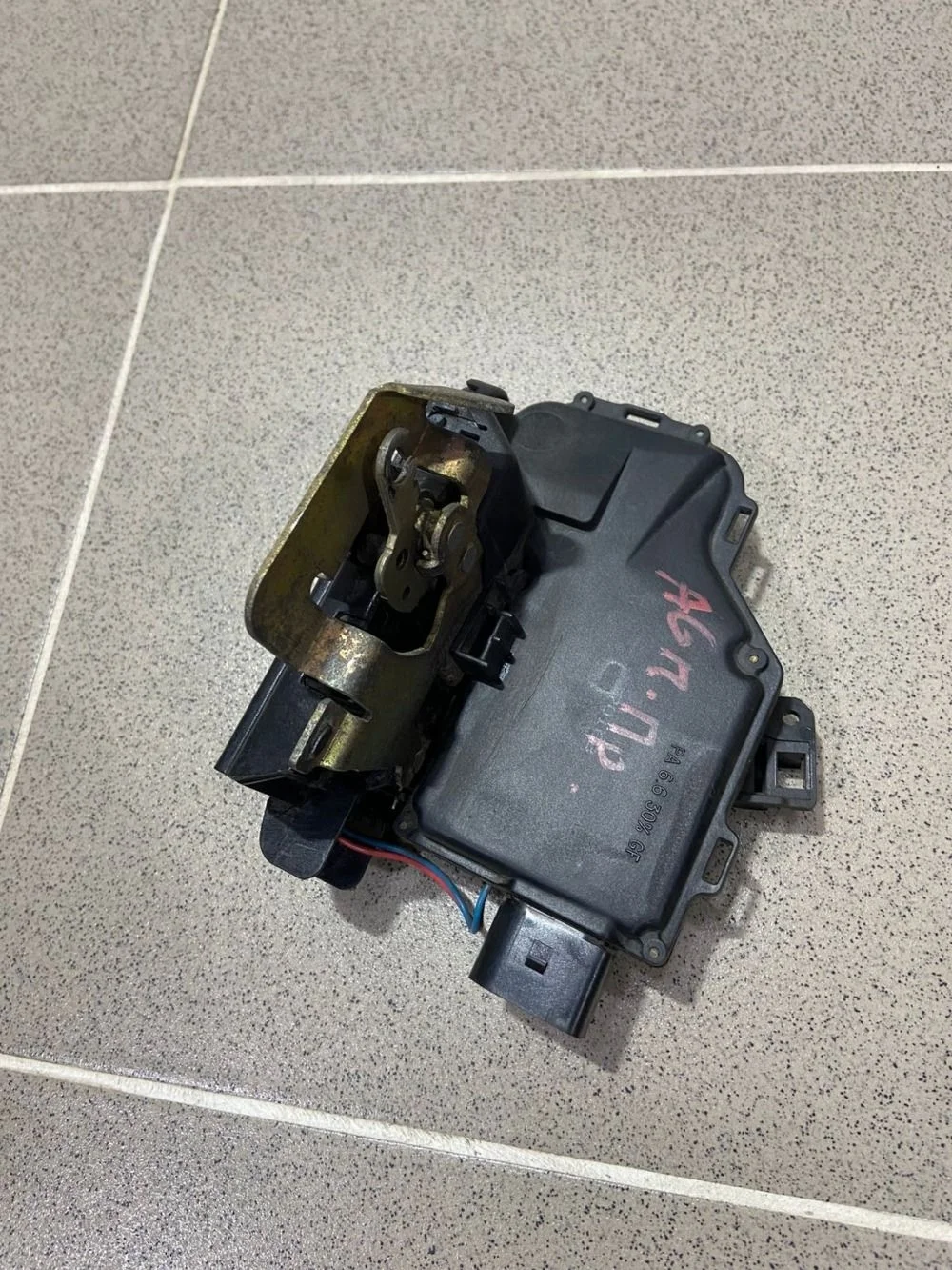 замок двери передний правый Audi A6 C5 (1997—2001)