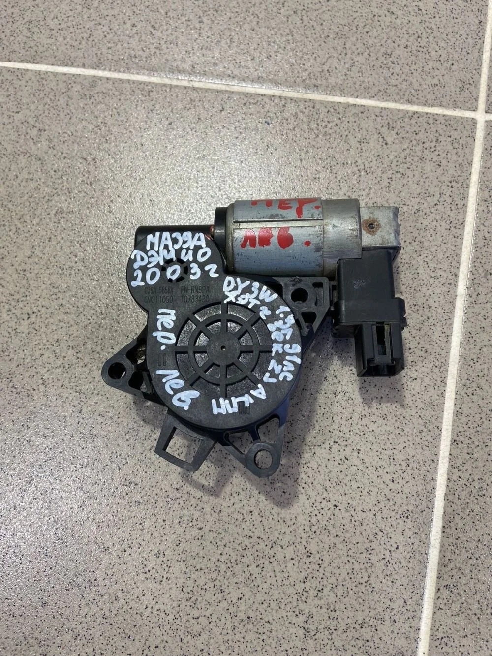 стеклоподъемник передний левый Mazda Demio IDY (2002—2007)