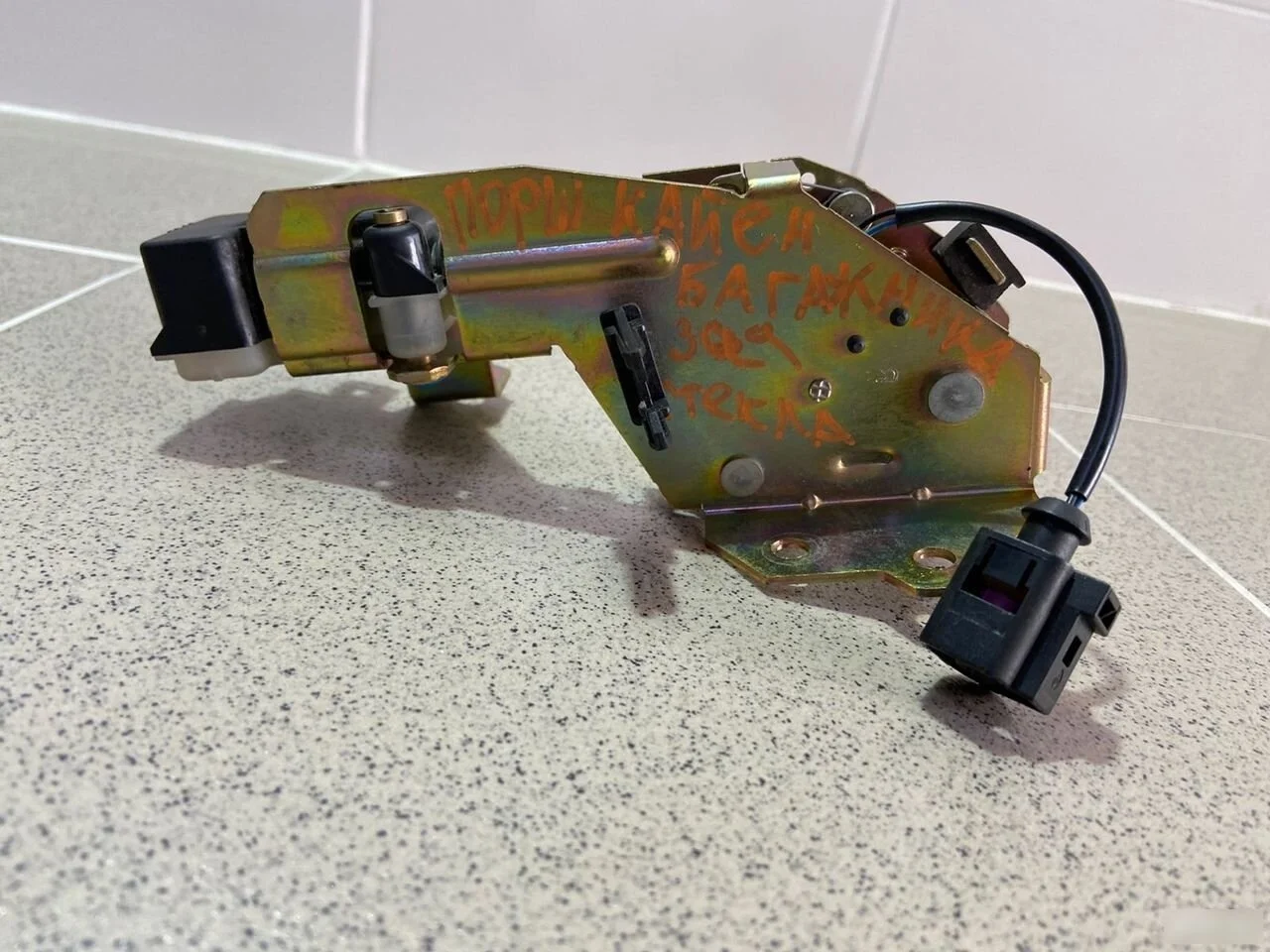 замок стекла багажника Porsche Cayenne I (2002—2007)