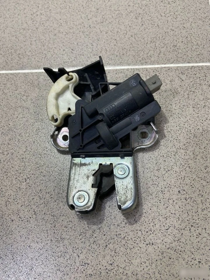 Замок багажника Audi A4 B7 (2004—2009)