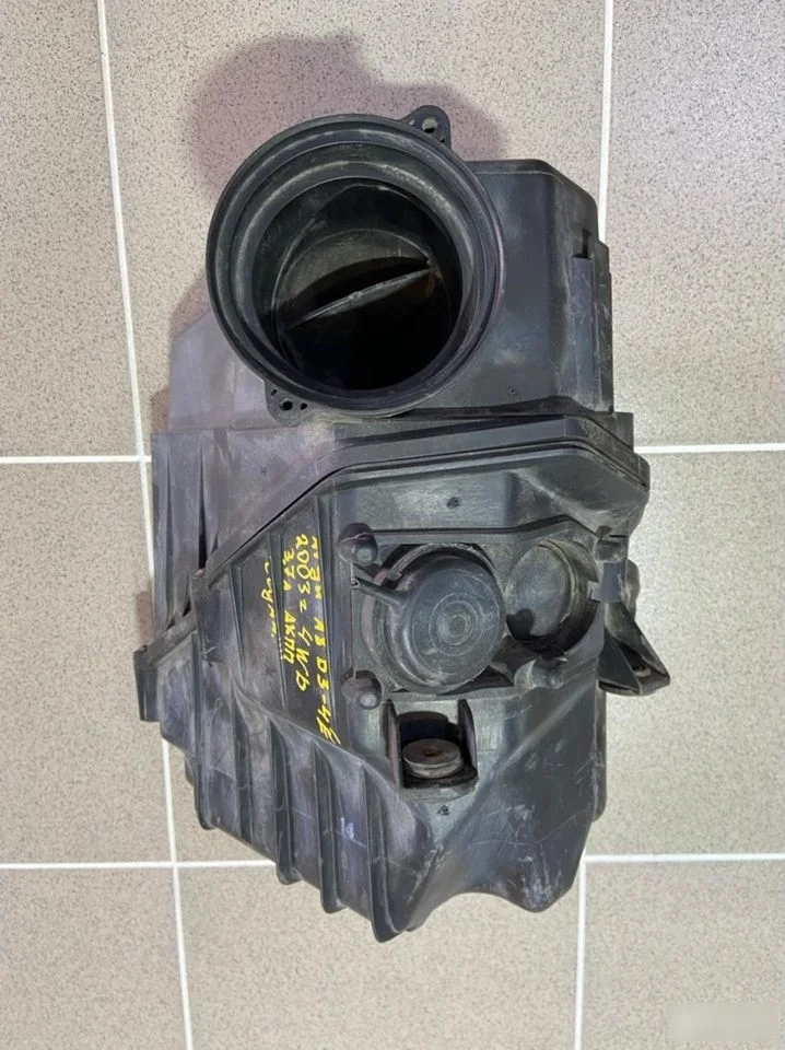 Корпус воздушного фильтра Audi A8 D3 (2002—2005)