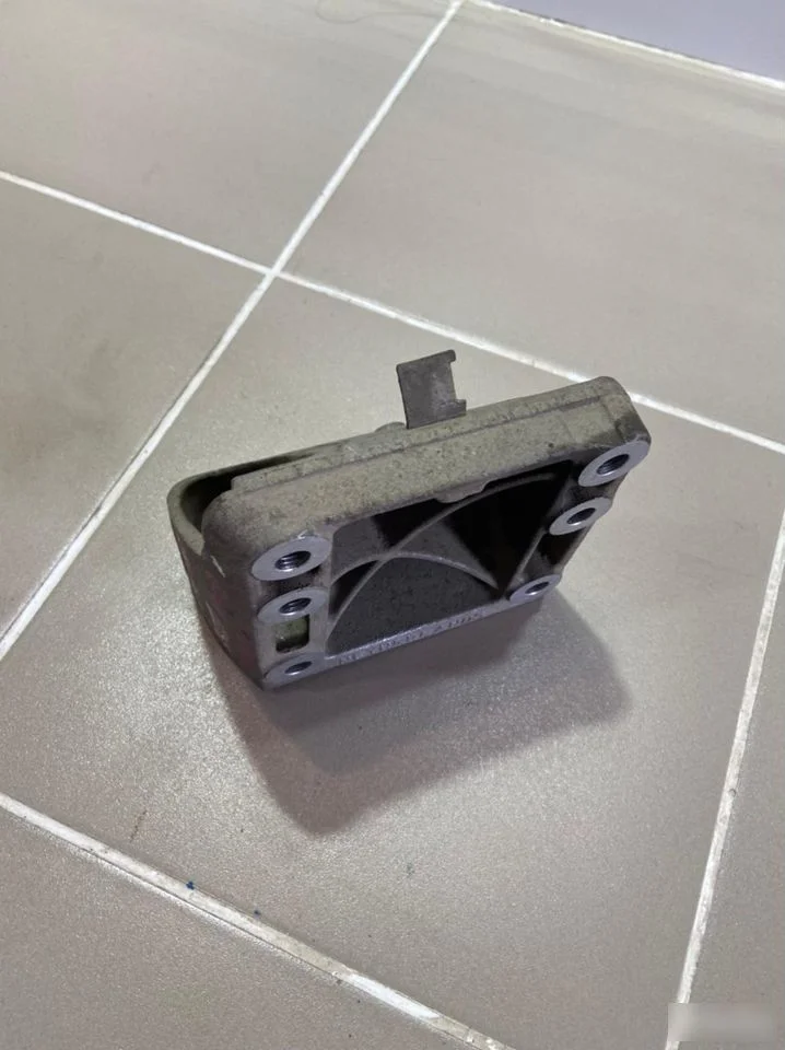 Кронштейн двигателя правый Porsche Cayenne I (2002—2007)