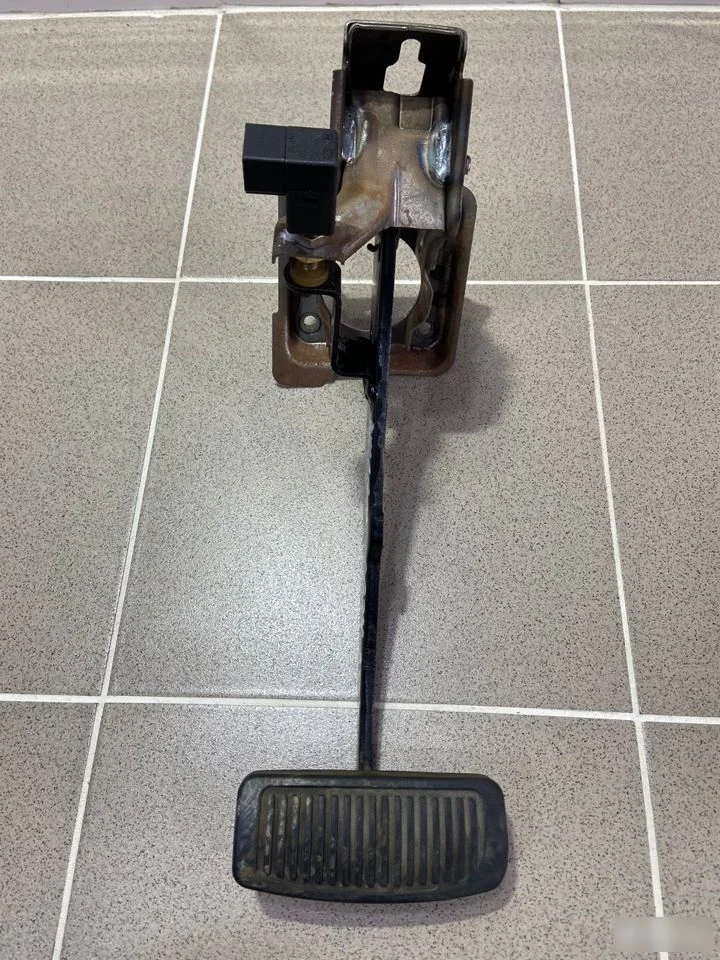 Педаль тормоза Kia Sportage II (2004—2008)