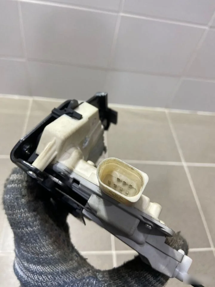 замок двери передний правый Audi A4 B7 (2004—2009)