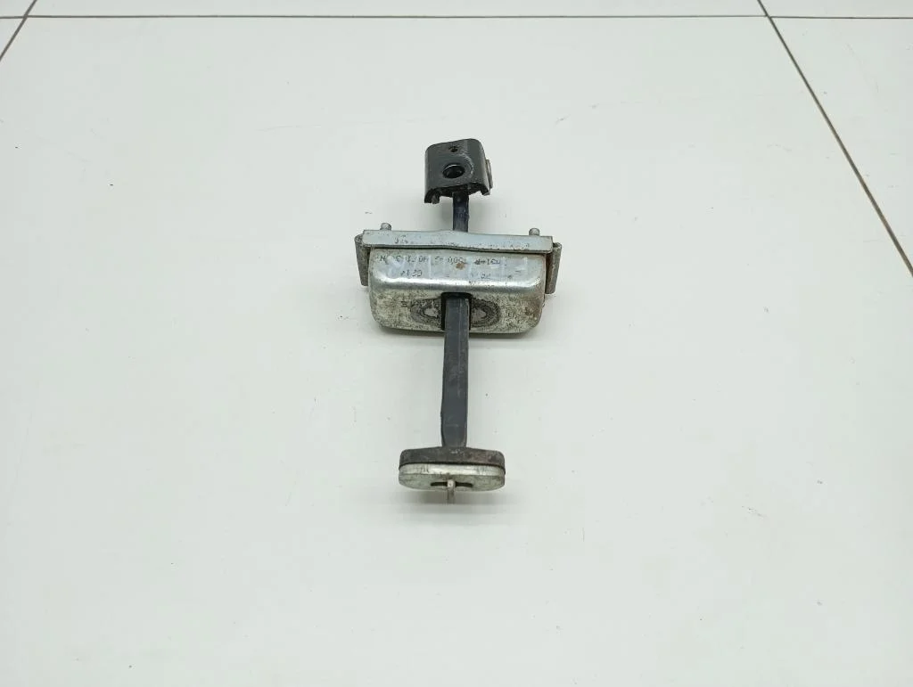 Ограничитель двери Ford Focus 2007