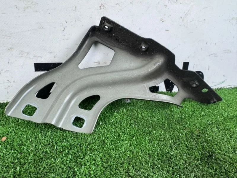 Кронштейн крыла audi rs q3 2016 8U