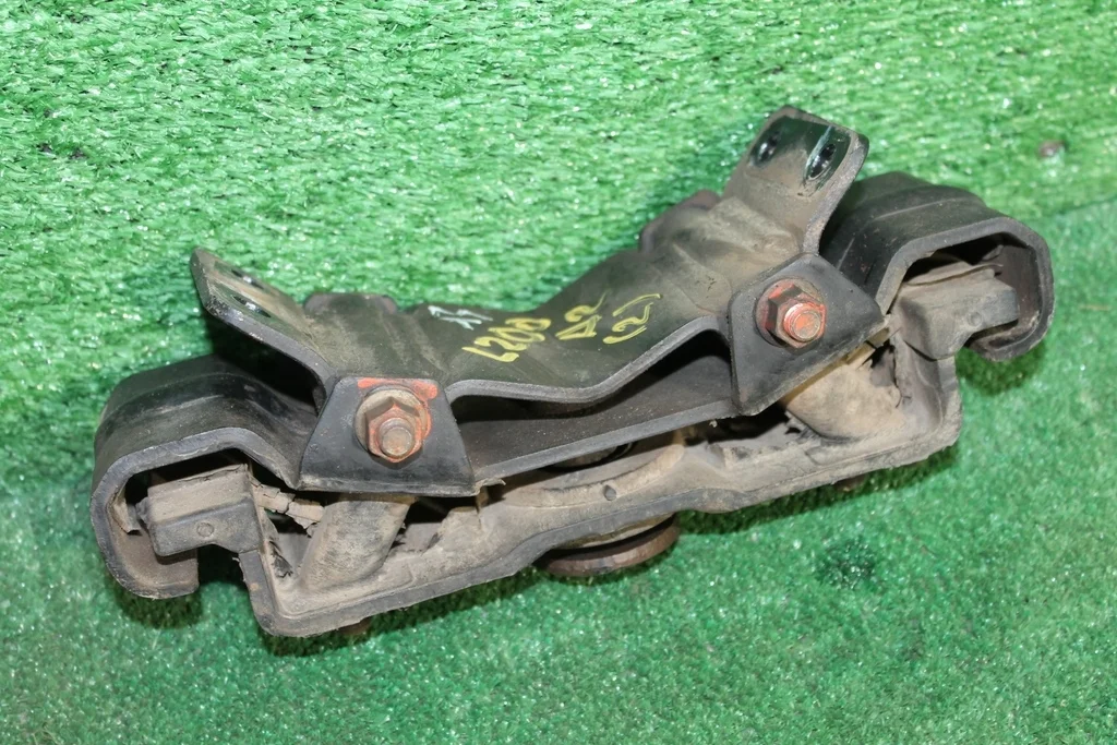 Б.у. опора двигателя MITSUBISHI L200 KB4T MITSUBISHI L200 KB4T 2.5 2008