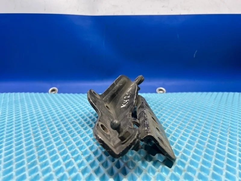 Петля капота SsangYong Kyron 2010 6182009003 DJ 2.0D D20DTF, передняя правая