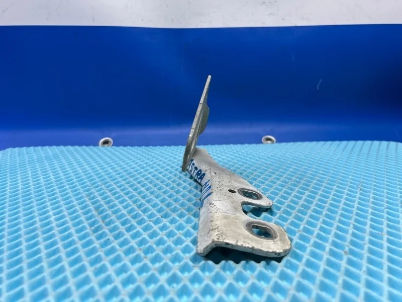 Петля капота Opel Astra H 2010 13213447, передняя левая