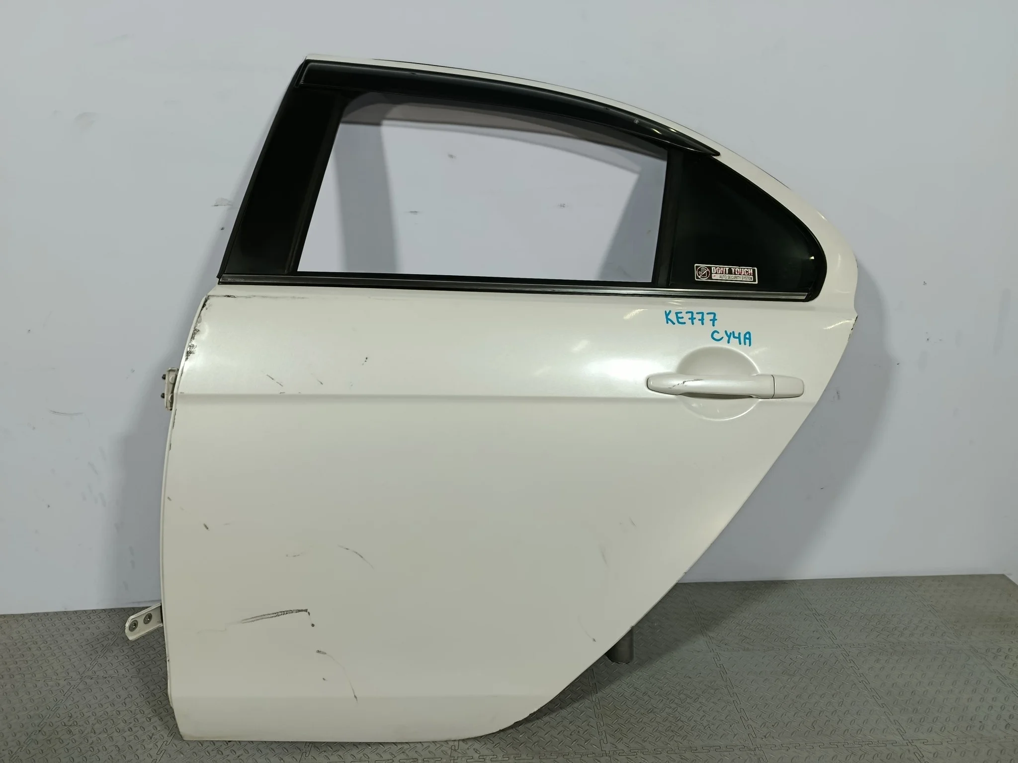 ДВЕРЬ MITSUBISHI GALANT FORTIS LANCER 5730A581 белый, W13 KE777