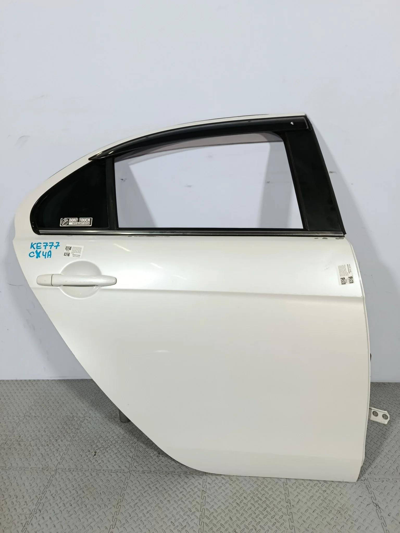 ДВЕРЬ MITSUBISHI GALANT FORTIS LANCER 5730A582 белый, W13 KE777