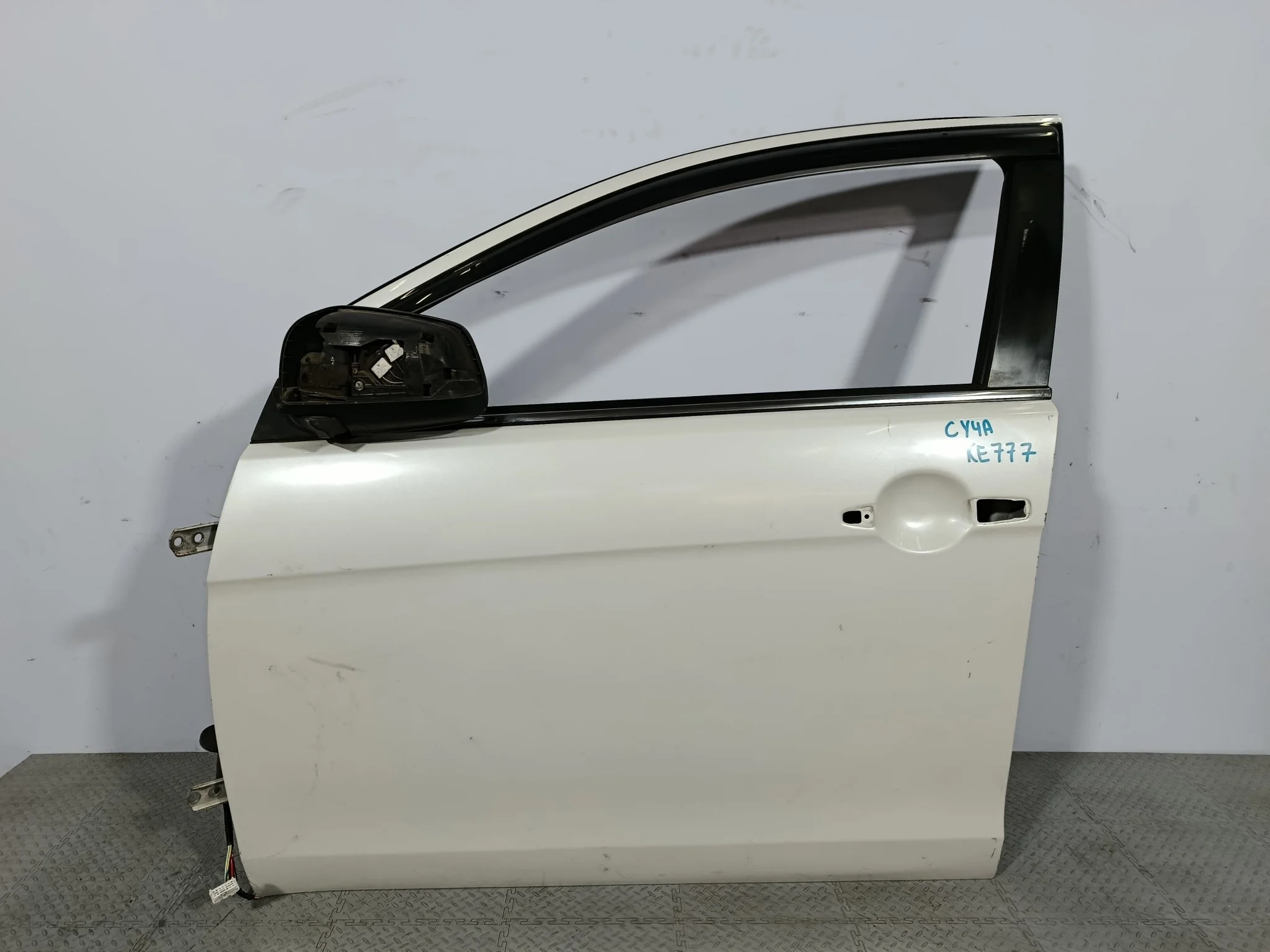 ДВЕРЬ MITSUBISHI GALANT FORTIS LANCER LANCER EVOLUTION 5700A557 белый, W13 KE777