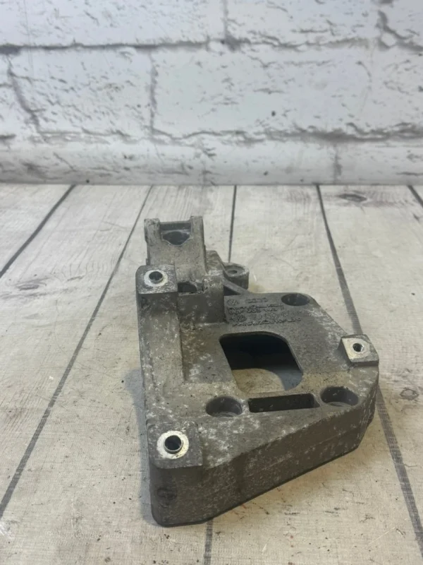 Кронштейн генератора VW Passat 2009 B6