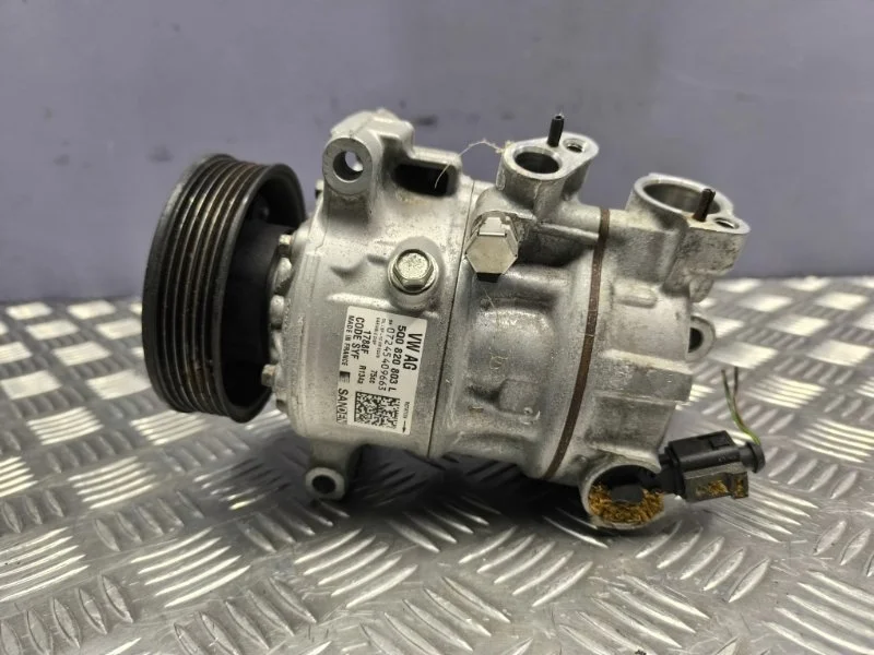 Компрессор кондиционера volkswagen Passat 2017 5Q0820803K B8 CHH