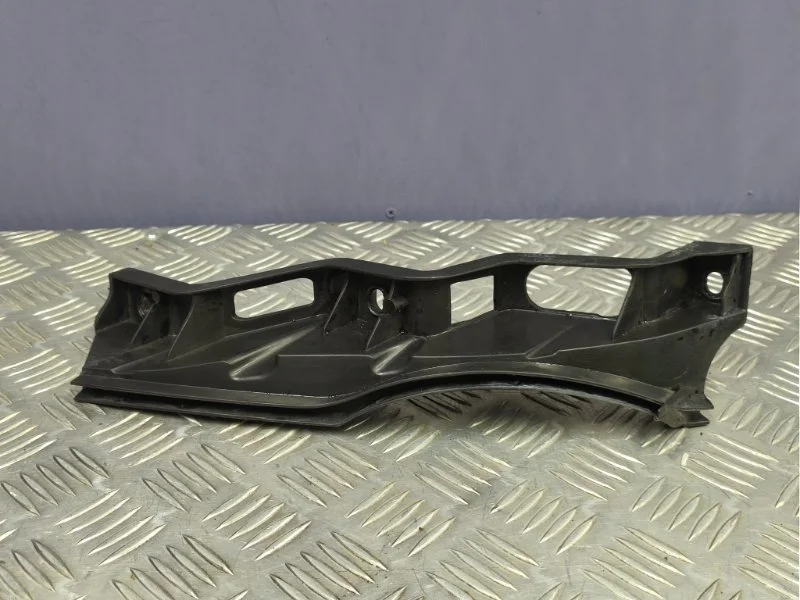 Кронштейн переднего бампера правый volkswagen Passat 2010 3C0807890A B6 CDA