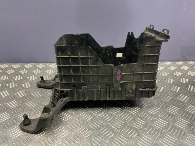 Площадка под АКБ volkswagen Tiguan 2009 1K0915333H 5N1 CAWA