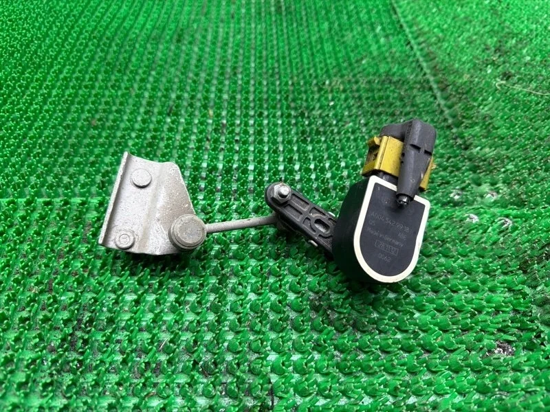 Датчик высоты кузова Mercedes A0045429918, задний