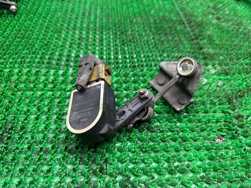 Датчик высоты кузова Mercedes A0045429918, задний